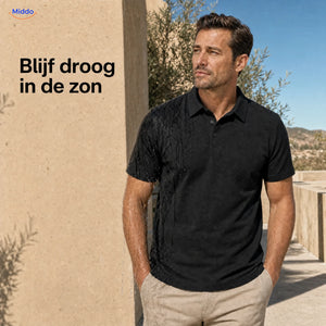 BreezeWear herenpolo met korte mouwen: man in zwarte polo bij een zonnige muur.