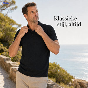 BreezeWear herenpolo met korte mouwen: man stelt de kraag van zijn zwarte polo bij.