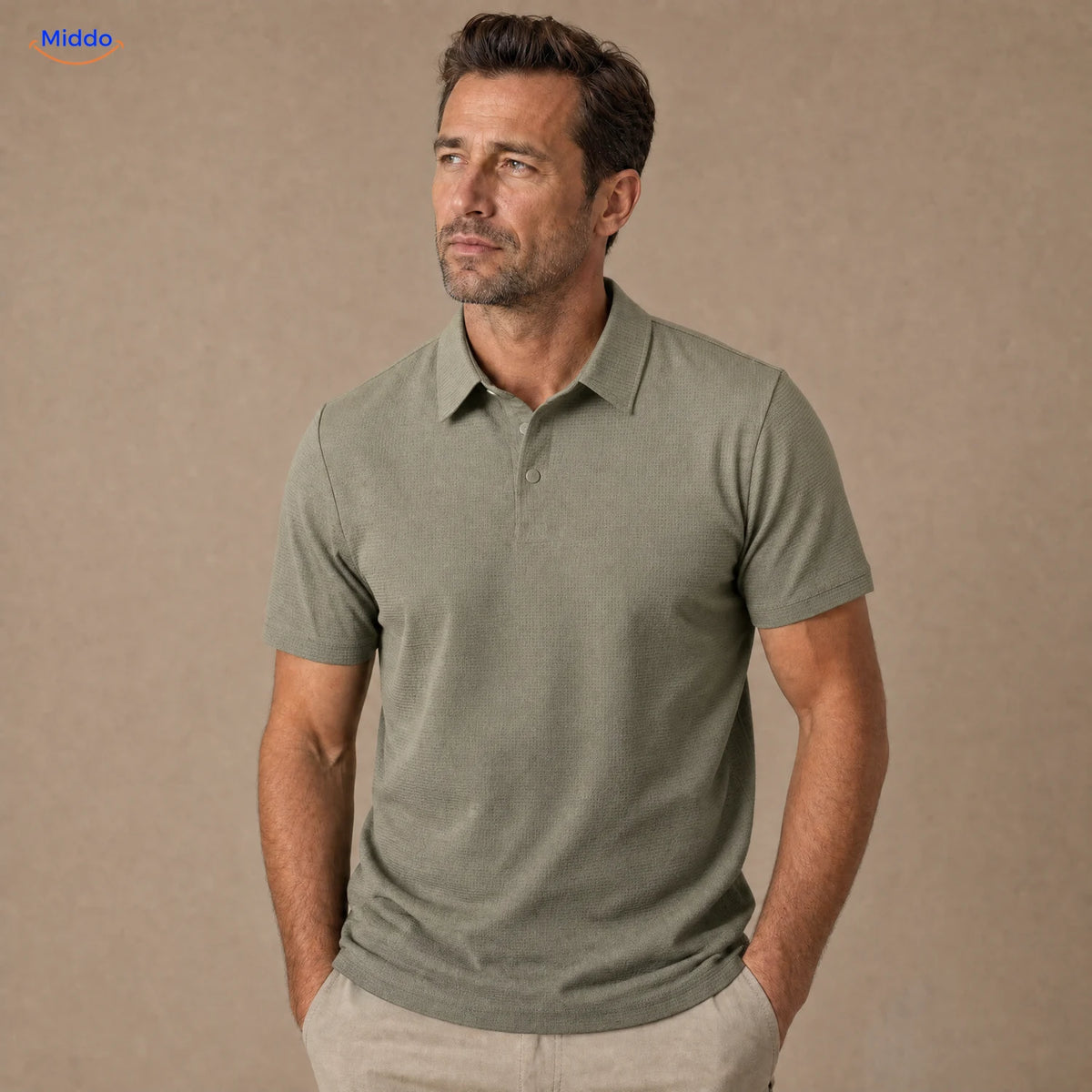 BreezeWear herenpolo met korte mouwen: olijfgroen model gedragen door een man.