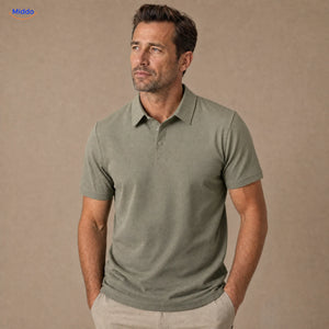 BreezeWear herenpolo met korte mouwen: olijfgroen model gedragen door een man.