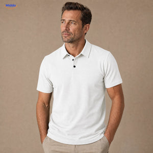 BreezeWear herenpolo met korte mouwen: wit model gedragen door een man.