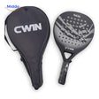 CourtControl padelracket: grijs racket met zwarte hoes op witte achtergrond.