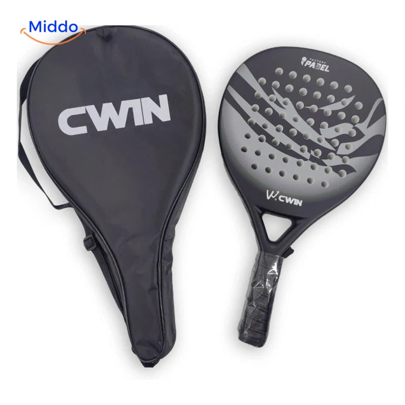CourtControl padelracket: grijs racket met zwarte hoes op witte achtergrond.
