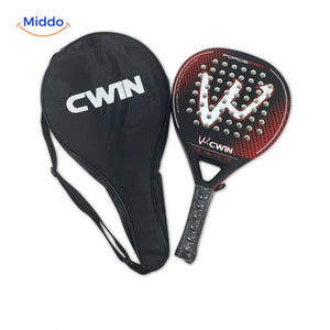 CourtControl padelracket: rood-zwart racket met beschermhoes.