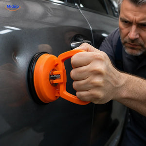 DentGrip vergrendelbare zuignap: man trekt met de zuignap aan een autodeur.