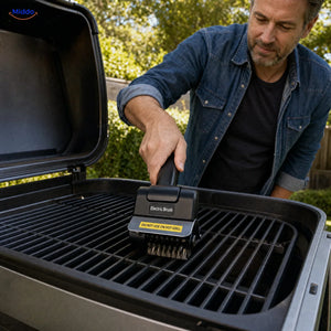 GrillMaster elektrische BBQ-borstel: man reinigt het rooster van een geopende barbecue.