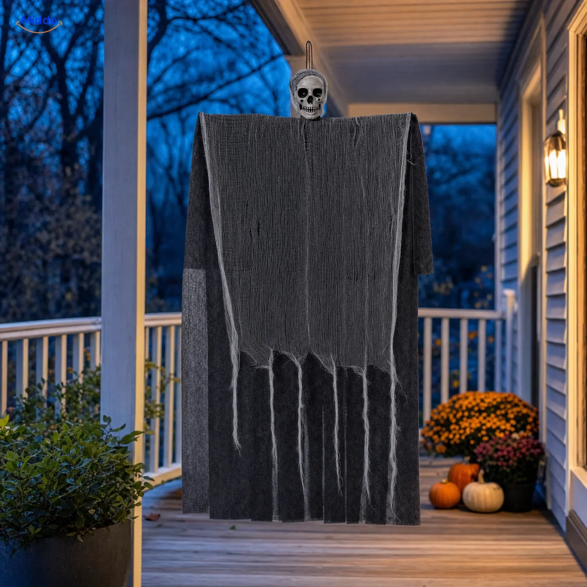 HauntCraft hangend Halloween-spook: grijze spookdecoratie op een veranda in de avond.