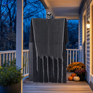 HauntCraft hangend Halloween-spook: grijze spookdecoratie op een veranda in de avond.
