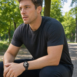 LIGE smartwatch: man draagt het horloge tijdens een rustmoment buiten.