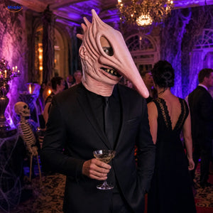 MaitlandMorph Halloween-masker van latex: man draagt het Adam-masker met lange neus op een feest.