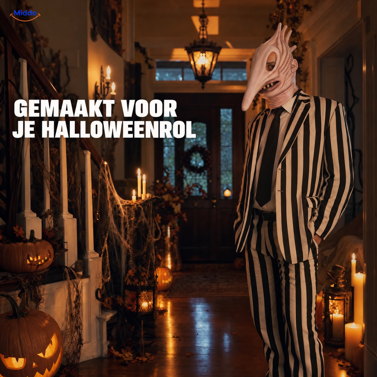 MaitlandMorph Halloween-masker van latex: man draagt het masker bij een gestreept Halloween-kostuum.