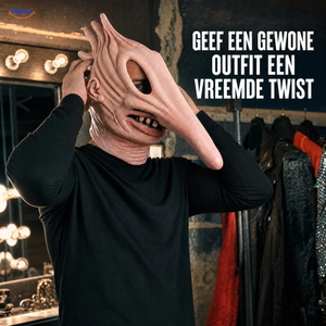 MaitlandMorph Halloween-masker van latex: man zet het masker met lange neus op.