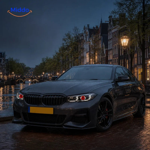 NightStare LED-ogendecoratie voor koplampen: auto met verlichte ogen geparkeerd aan een gracht.