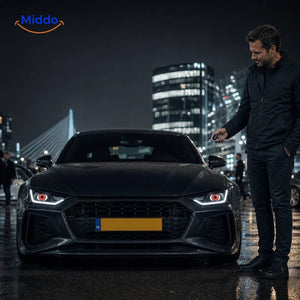 NightStare LED-ogendecoratie voor koplampen: man met afstandsbediening naast een auto met verlichte ogen.