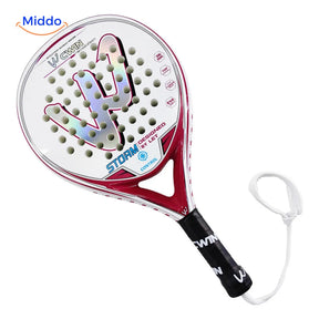 PadelPro padelracket: rood-wit racket met polsband op witte achtergrond.