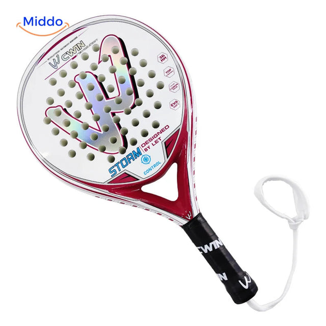 PadelPro padelracket: rood-wit racket met polsband op witte achtergrond.