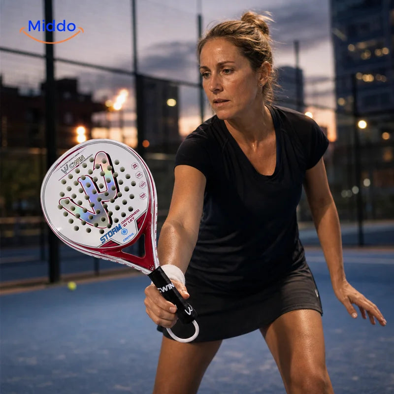 PadelPro padelracket: vrouw in speelhouding tijdens een rally.