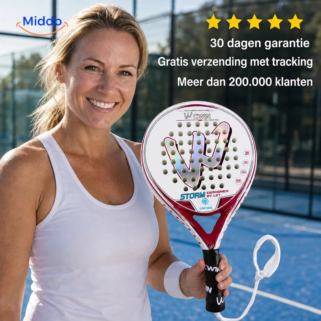 PadelPro padelracket: vrouw met rood-wit racket bij de padelbaan.