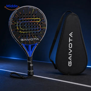 SpinDrive padelracket: racket met polsband en zwarte hoes.