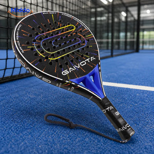 SpinDrive padelracket: racket op een blauwe padelbaan.