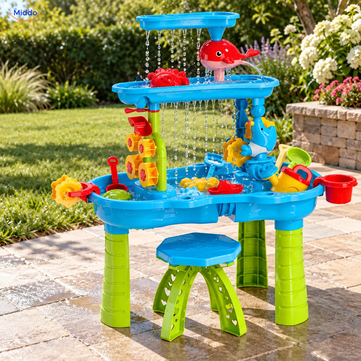 SplashPlay water- en zandspeelgoed: blauwe watertafel met groene poten en krukje in de tuin.