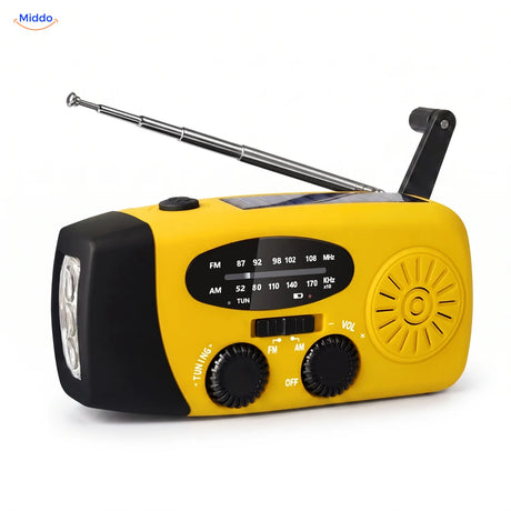 Noodradio in geel met uitgeklapte zwengel, zonnepaneel en zaklamp