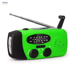 Noodradio in groen met uitgeklapte zwengel, zonnepaneel en zaklamp