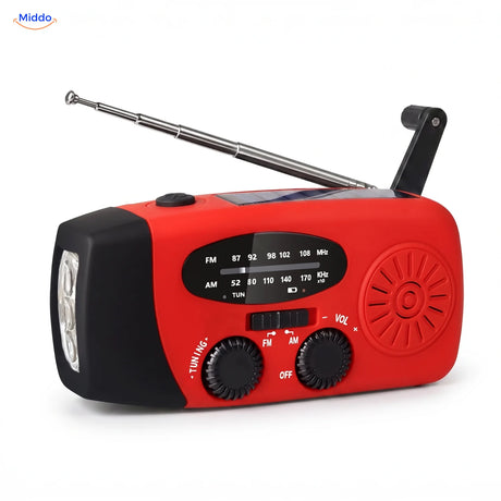 Noodradio in rood met uitgeklapte zwengel, zonnepaneel en zaklamp