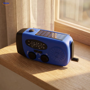 Noodradio op een vensterbank, het zonnepaneel ligt vlak in de bovenkant in de zon