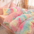5-delige teddy fluffy fleece beddengoed set met pastel regenboogprint, opgemaakt op een bed met roze dekbedovertrek in een lichte slaapkamer
