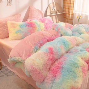 5-delige teddy fluffy fleece beddengoed set met pastel regenboogprint, opgemaakt op een bed met roze dekbedovertrek in een lichte slaapkamer