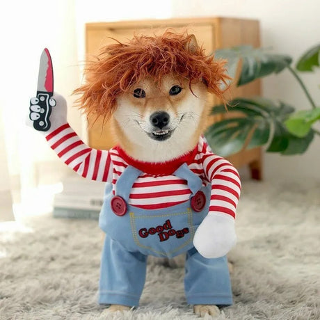 Shiba Inu hond in griezelig popkostuum met rood haar en mes
