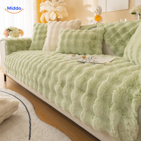 Lichtgroene bankbescherming met kussens op een bank.