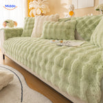 Lichtgroene bankbescherming met kussens op een bank.