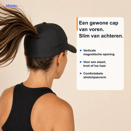 Vrouw met bruin haar toont de gesloten verticale naad onder de staart van een zwarte Ponylite pet