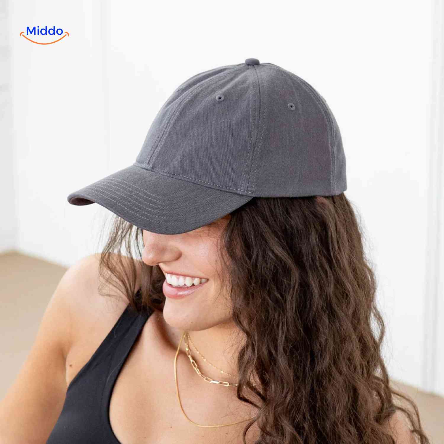 ponylite pet donkergrijze dames cap met hoog haargat en glimlach stijlvol www.middo.nl