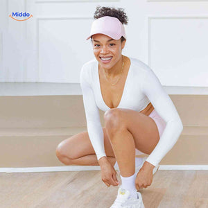 ponylite pet roze vrouwen cap met korte krullen sportoutfit lachend www.middo.nl