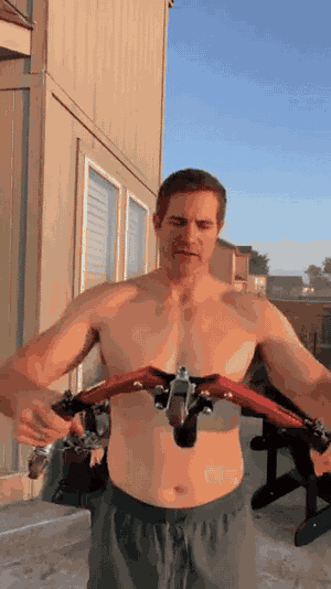 powerflex arm trainer man gebruikt buiten workout www.middo.nl