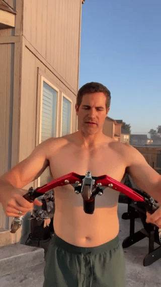 powerflex arm trainer man gebruikt buiten workout www.middo.nl