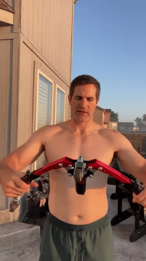 powerflex arm trainer man gebruikt buiten workout www.middo.nl