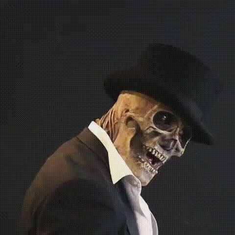 Realistisch Halloween kostuum met hoed en draaiend hoofd.