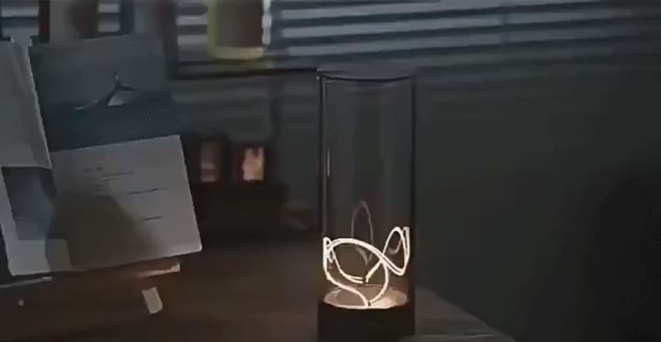 minimalistische led lamp met dynamisch lichteffect op tafel in donkere ruimte www.middo.nl