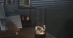 minimalistische led lamp met dynamisch lichteffect op tafel in donkere ruimte www.middo.nl