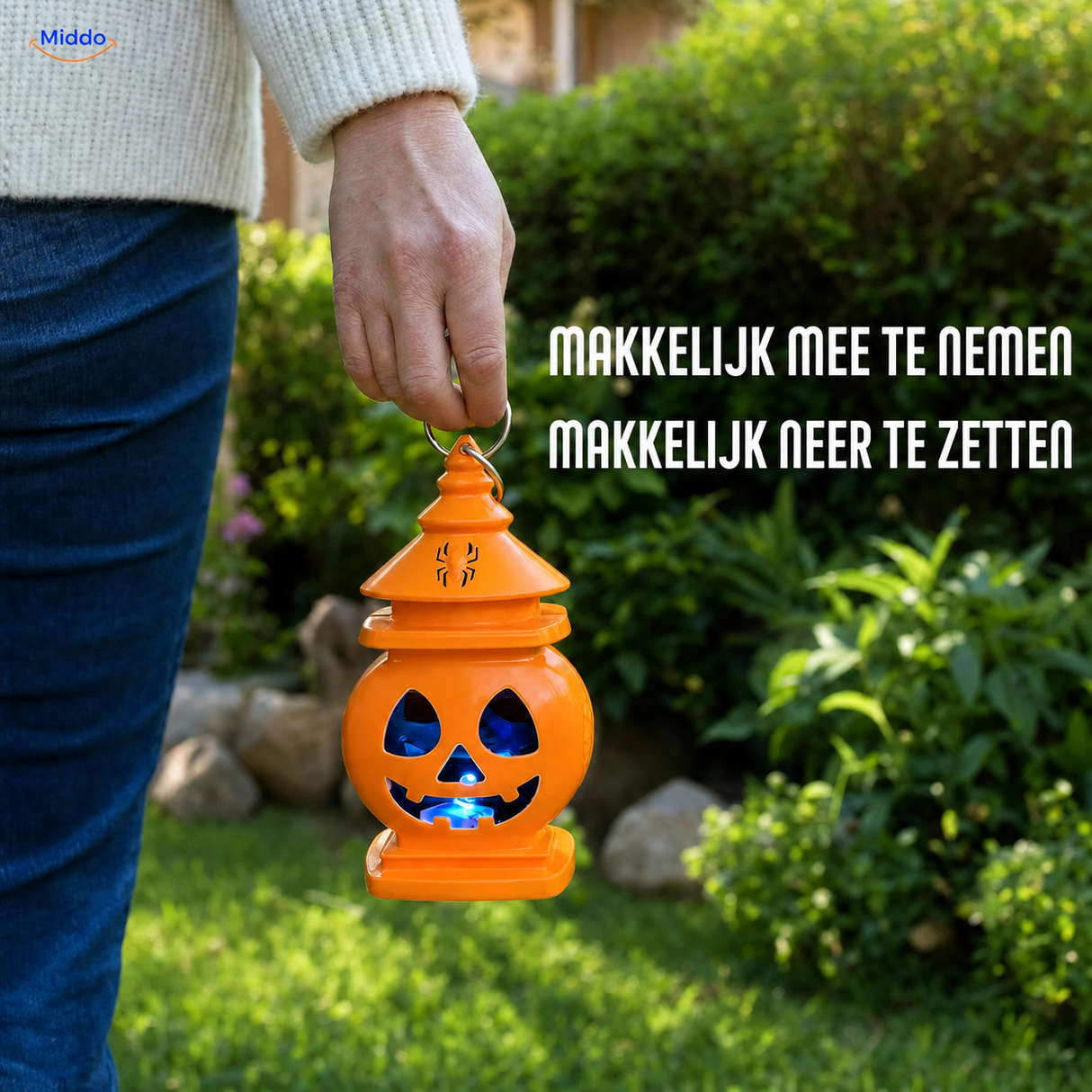 Volwassene draagt de PumpkinGlow™ halloweenlantaarn aan de metalen ring