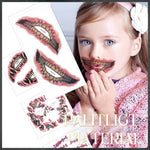 Meisje draagt realistische Halloween horror tattoos op mond en wangen