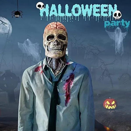 Halloween skeletmasker met zichtbaar brein gedragen bij bebloed zombiepak tegen griezelige Halloween achtergrond