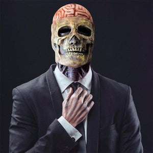 Schedelmasker met zichtbaar brein en nekdetails gedragen bij zwart pak met stropdas voor Halloween