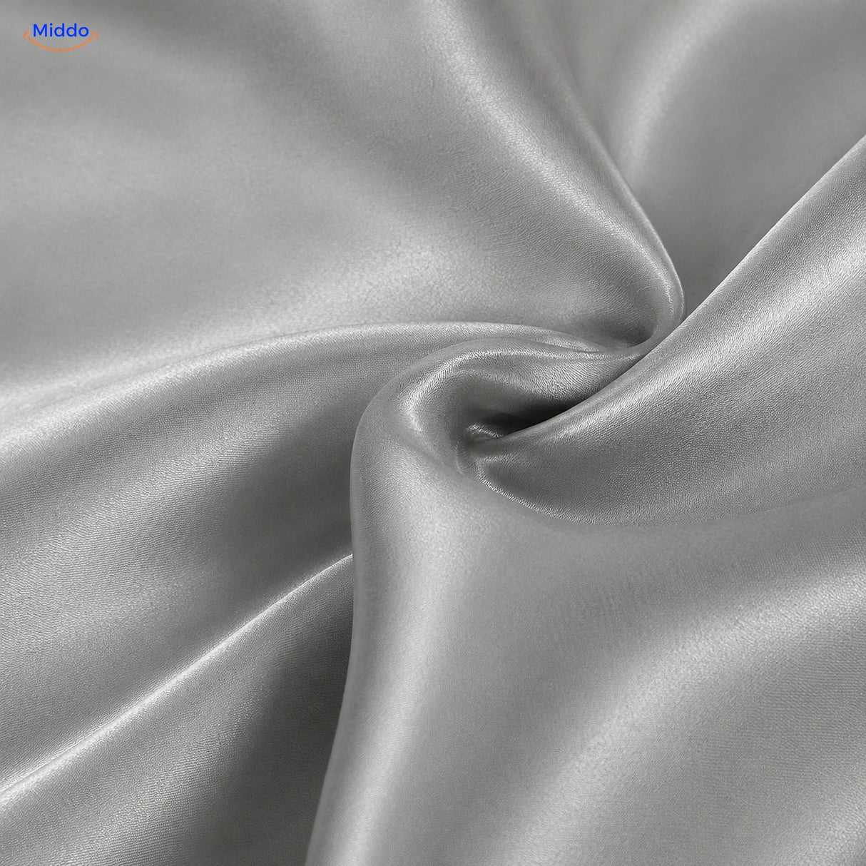 Close-up van de gladde zilvergrijze polyester satijnstructuur van Silkora