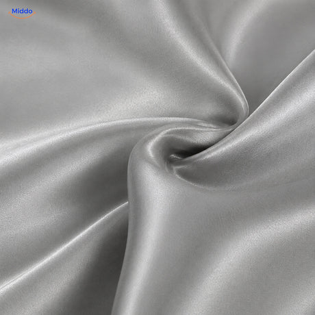 Close-up van de gladde zilvergrijze polyester satijnstructuur van Silkora