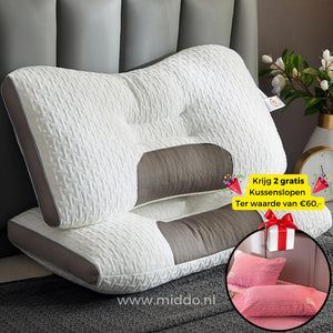 Kussen met gratis 2 roze fluwelen kussenslopen op een bed.